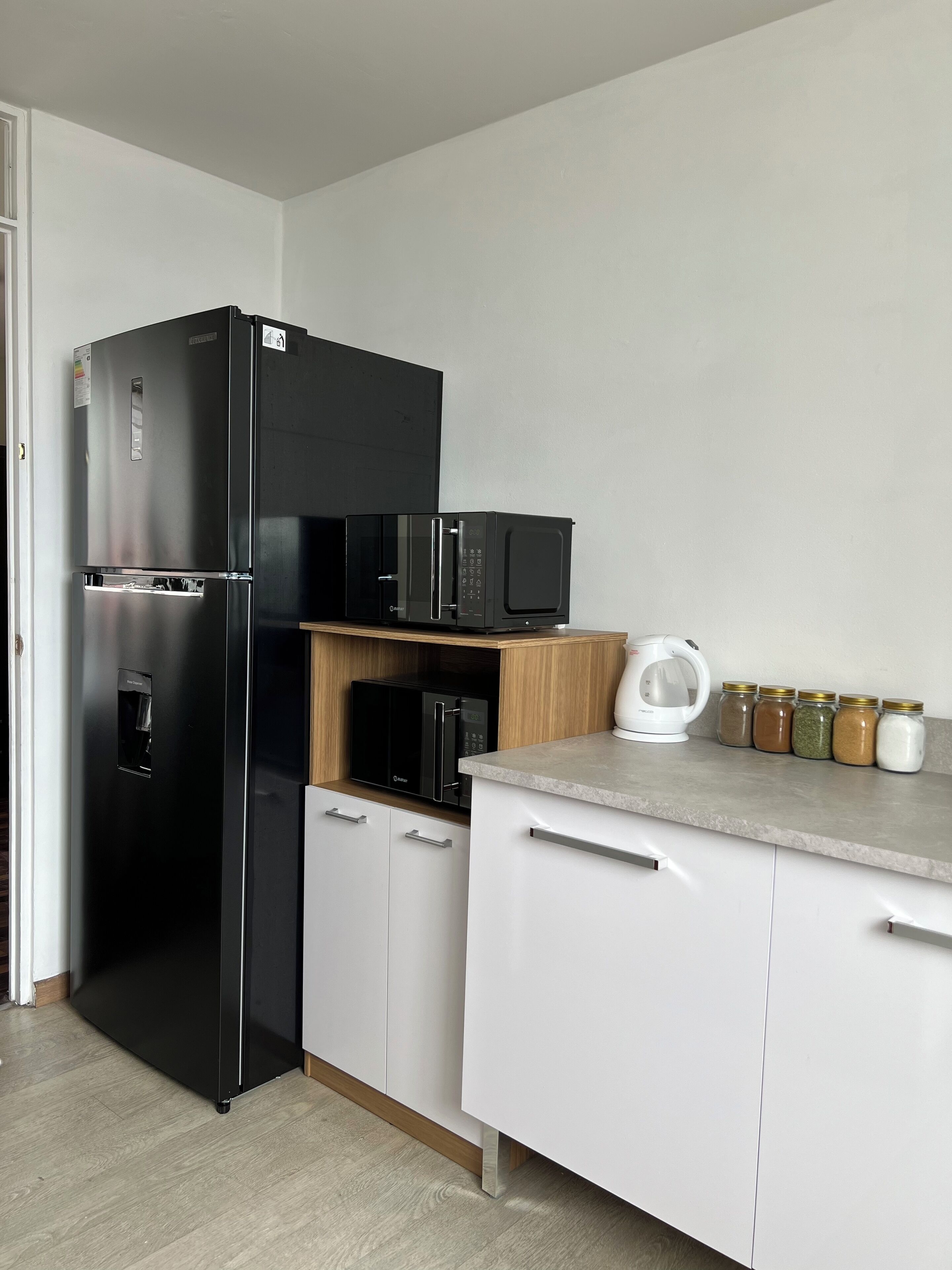 Refrigerador, microondas, horno y tetera eléctrica 