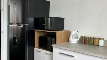 Refrigerador, microondas, horno y tetera eléctrica