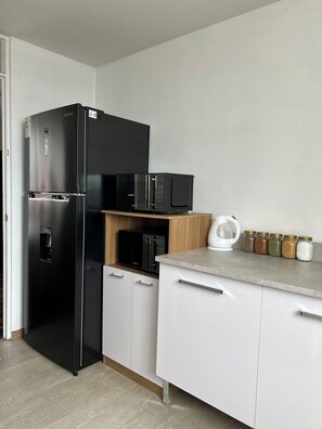 Refrigerador, microondas, horno y tetera eléctrica