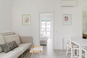 Living area - GuestHost - Elegant 45 sqm studio apartment, ideal for two, located on the fifth floor of a building with elevator (NOT suitable for people with disabilities). The property is in the Maggiolina district, known for its elegant villas, parks, and tree-line (Milan)