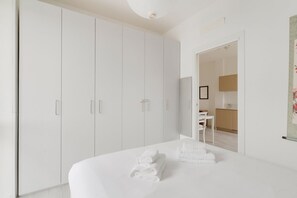 1 quarto, ferros/tábuas de passar roupa