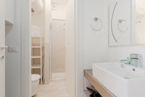 Shower, bidet, towels
