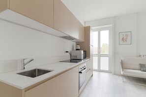 Fridge, microwave, dishwasher - GuestHost - Elegant 45 sqm studio apartment, ideal for two, located on the fifth floor of a building with elevator (NOT suitable for people with disabilities). The property is in the Maggiolina district, known for its elegant villas, parks, and tree-line (Milan)
