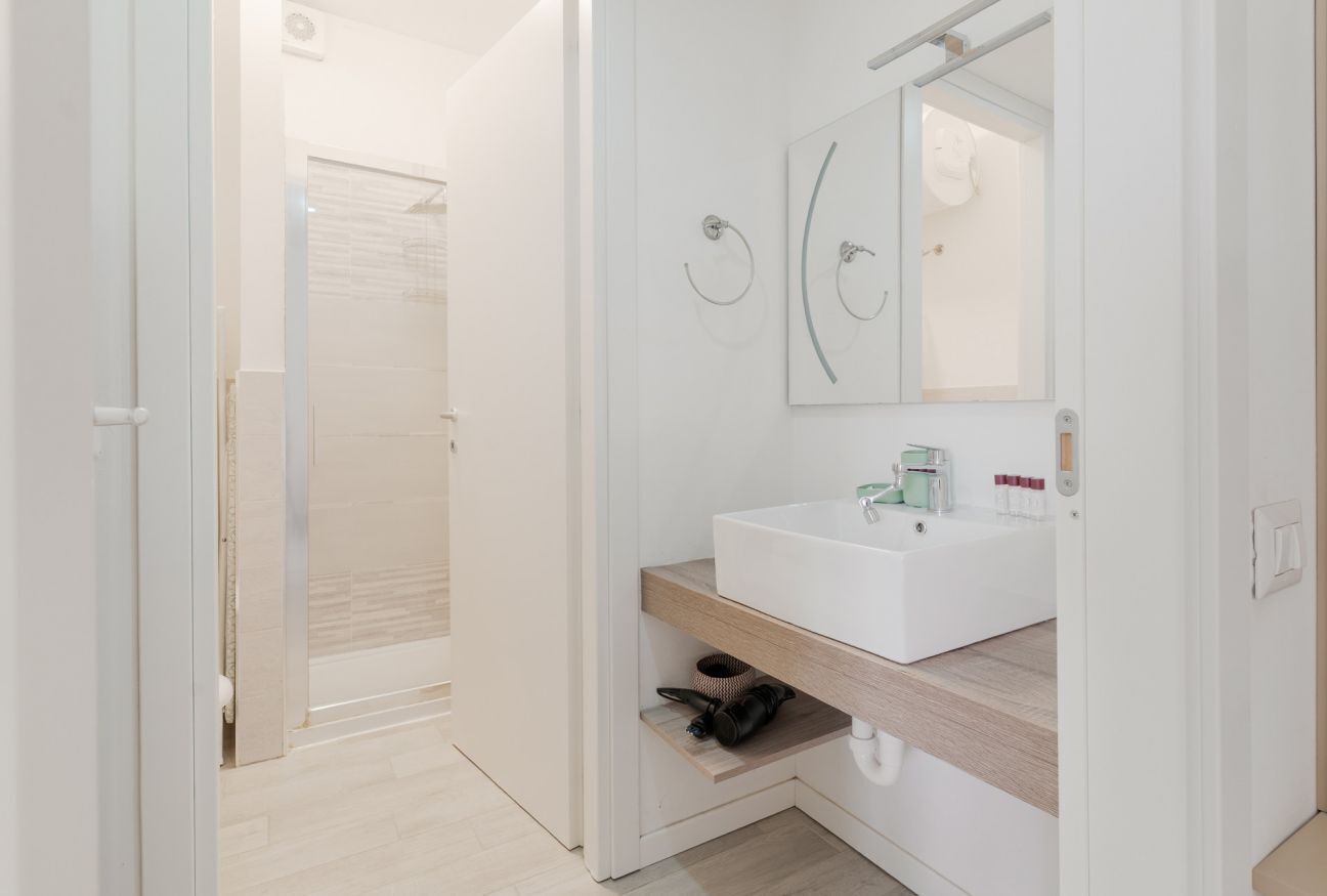 Regadera, bidet, toallas 