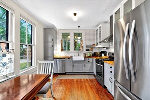 Een microgolfoven, een oven, een kookplaat, een vaatwasser