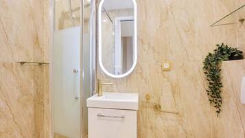 Shower, hair dryer, towels