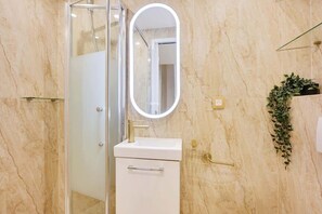 Shower, hair dryer, towels - Studio Arc de Triomphe (Paris)