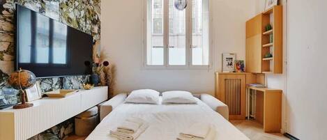 Iron/ironing board, WiFi, bed sheets