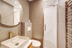 Dusche, Haartrockner, Handtücher