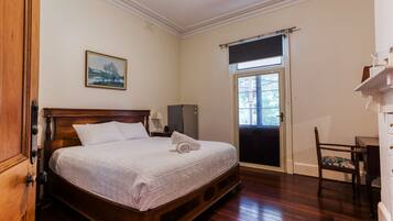 4 bedrooms, desk, free WiFi, bed sheets
