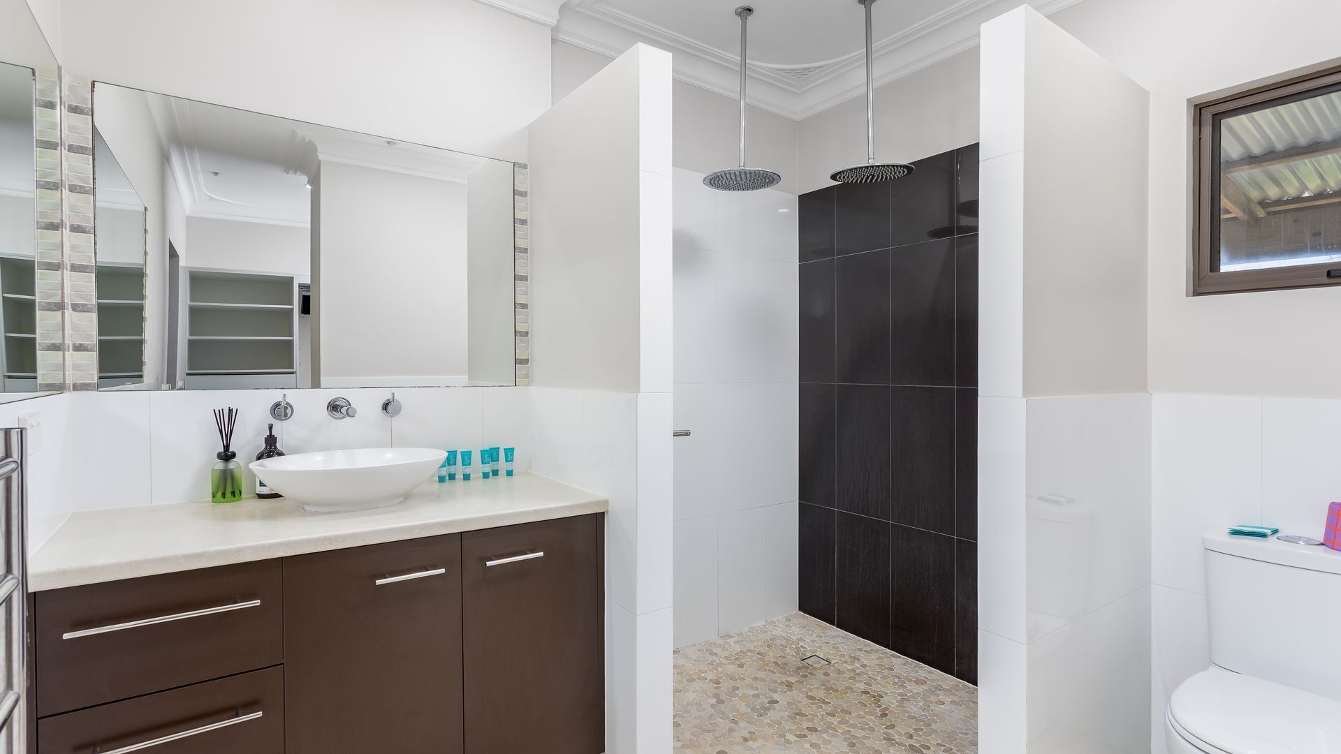 Ducha, secador de pelo, toallas