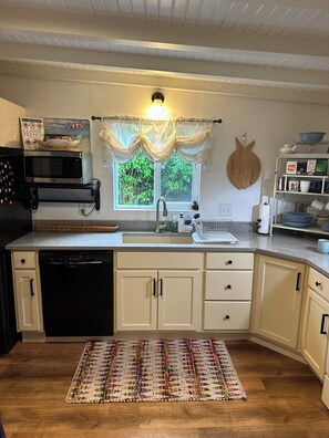 冰箱、微波炉、烤箱、炉灶