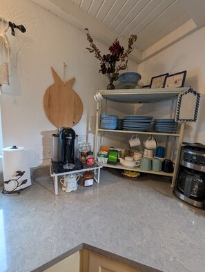 Interior - Sal's Beach Cottage Retreat (Fort Bragg)