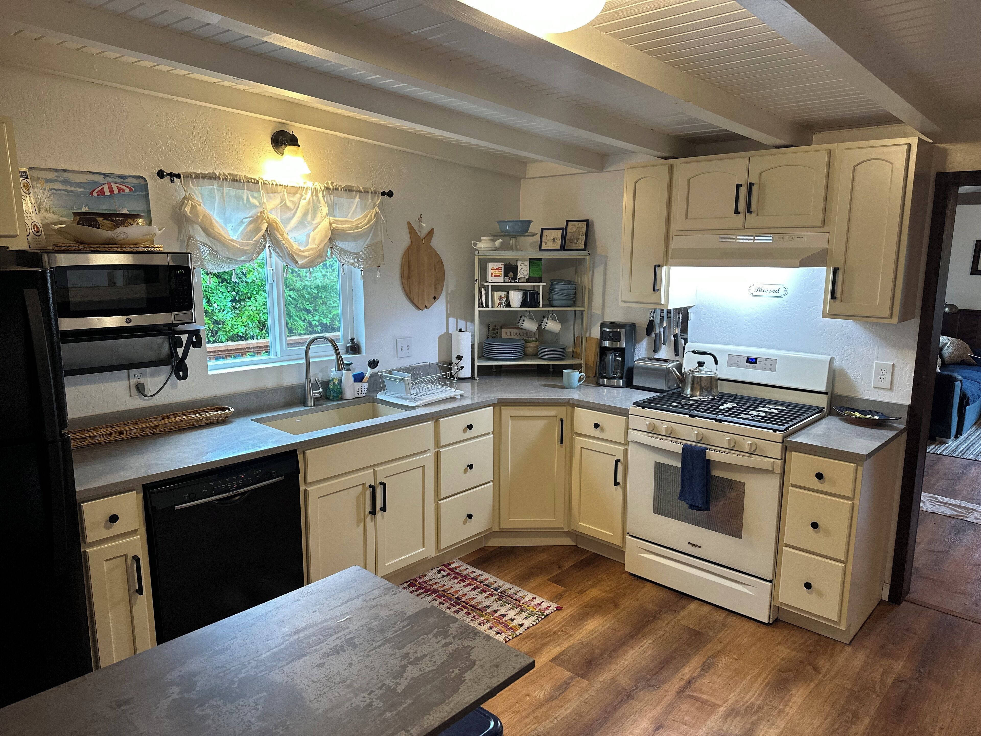 Mikrowelle, Ofen, Herdplatte, Geschirrspüler