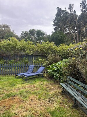 Property grounds - Sal's Beach Cottage Retreat (Fort Bragg)