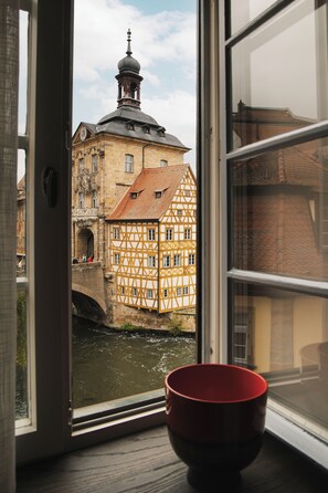 In-room safe, desk, laptop workspace, blackout curtains - HOY bamberg boutique hotel (Bamberg)