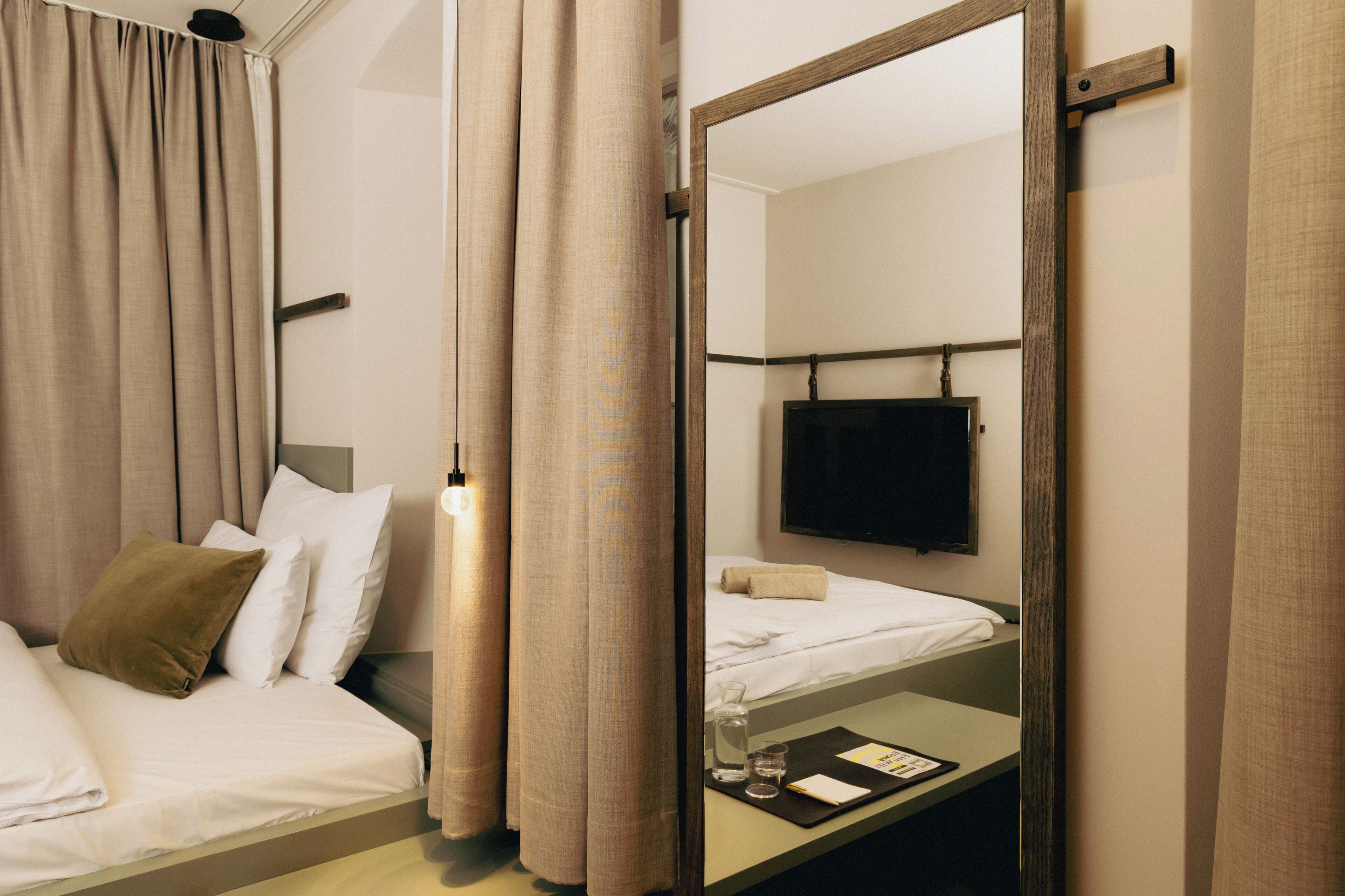 Cozy City Room | Safe på rommet, skrivebord og skrivebord for bærbar PC