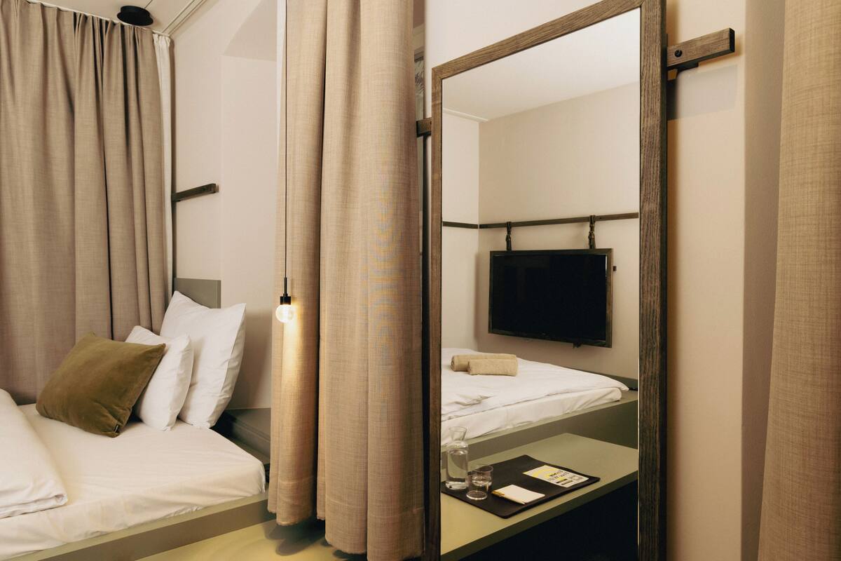 Cozy City Room | ตู้นิรภัยในห้องพัก, โต๊ะทำงาน, พื้นที่ทำงานแบบใช้แล็ปท็อป, ผ้าม่านกันแสง