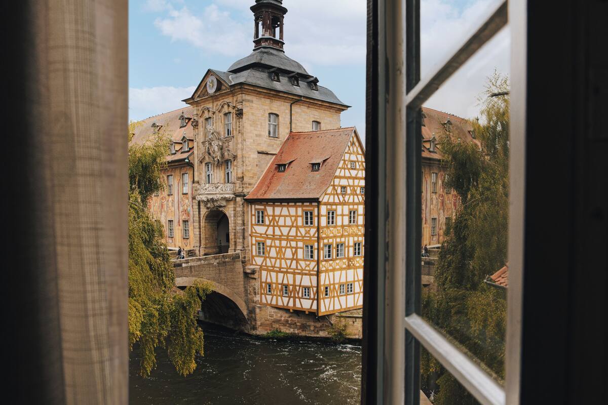 Old Town Hall View | ตู้นิรภัยในห้องพัก, โต๊ะทำงาน, พื้นที่ทำงานแบบใช้แล็ปท็อป, ผ้าม่านกันแสง