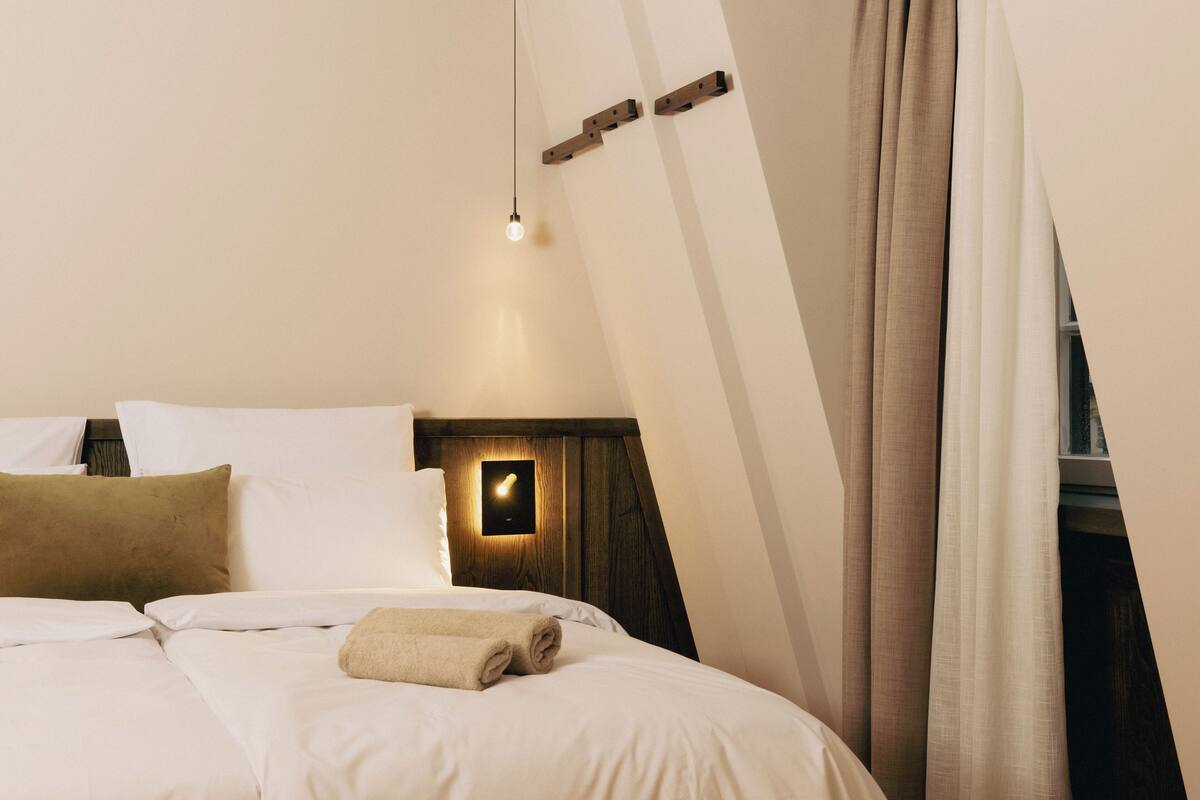 Old Town Suite | ตู้นิรภัยในห้องพัก, โต๊ะทำงาน, พื้นที่ทำงานแบบใช้แล็ปท็อป, ผ้าม่านกันแสง