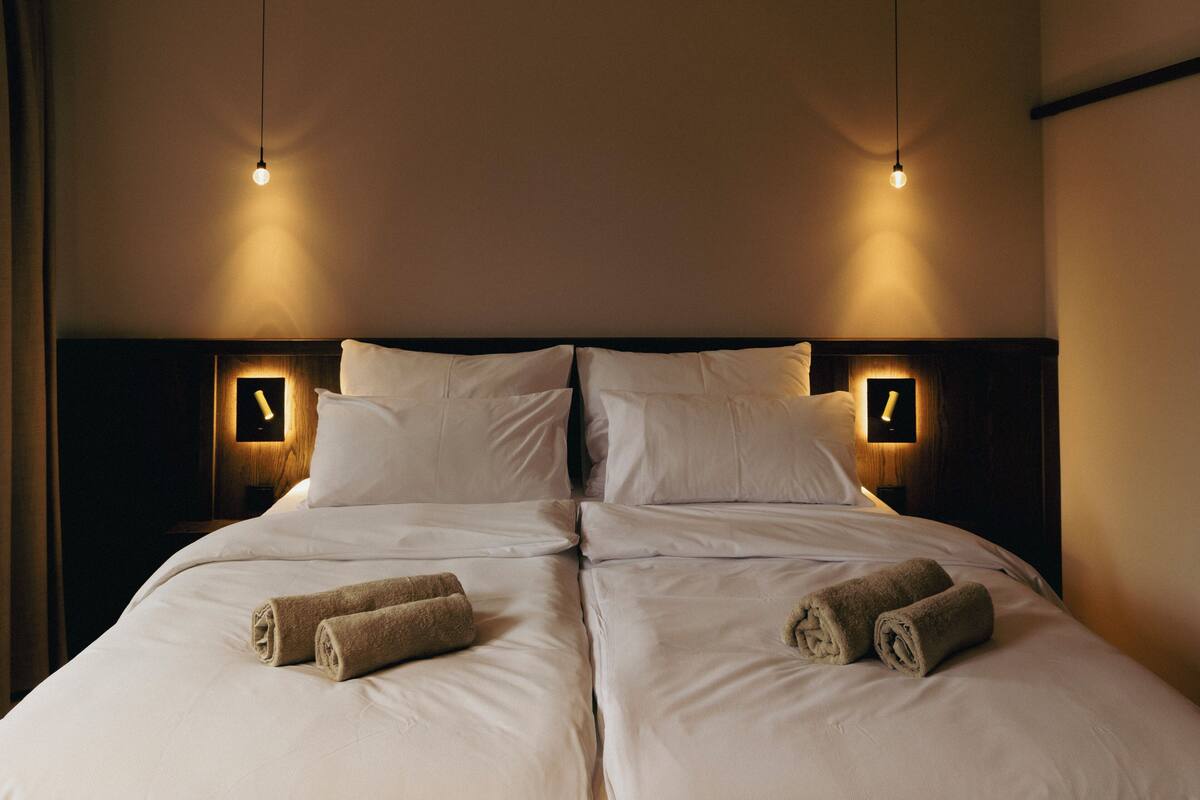 Old Town Hideaway | ตู้นิรภัยในห้องพัก, โต๊ะทำงาน, พื้นที่ทำงานแบบใช้แล็ปท็อป, ผ้าม่านกันแสง