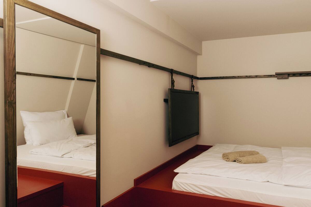 French Cozy Room | ตู้นิรภัยในห้องพัก, โต๊ะทำงาน, พื้นที่ทำงานแบบใช้แล็ปท็อป, ผ้าม่านกันแสง