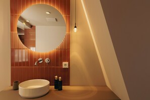 Deluxe Suite, River View | Bathroom | Shower, hair dryer, towels, soap