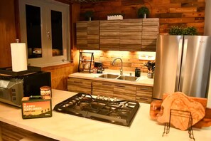 Jääkaappi, mikroaaltouuni, liesi, kahvin-/teenkeitin