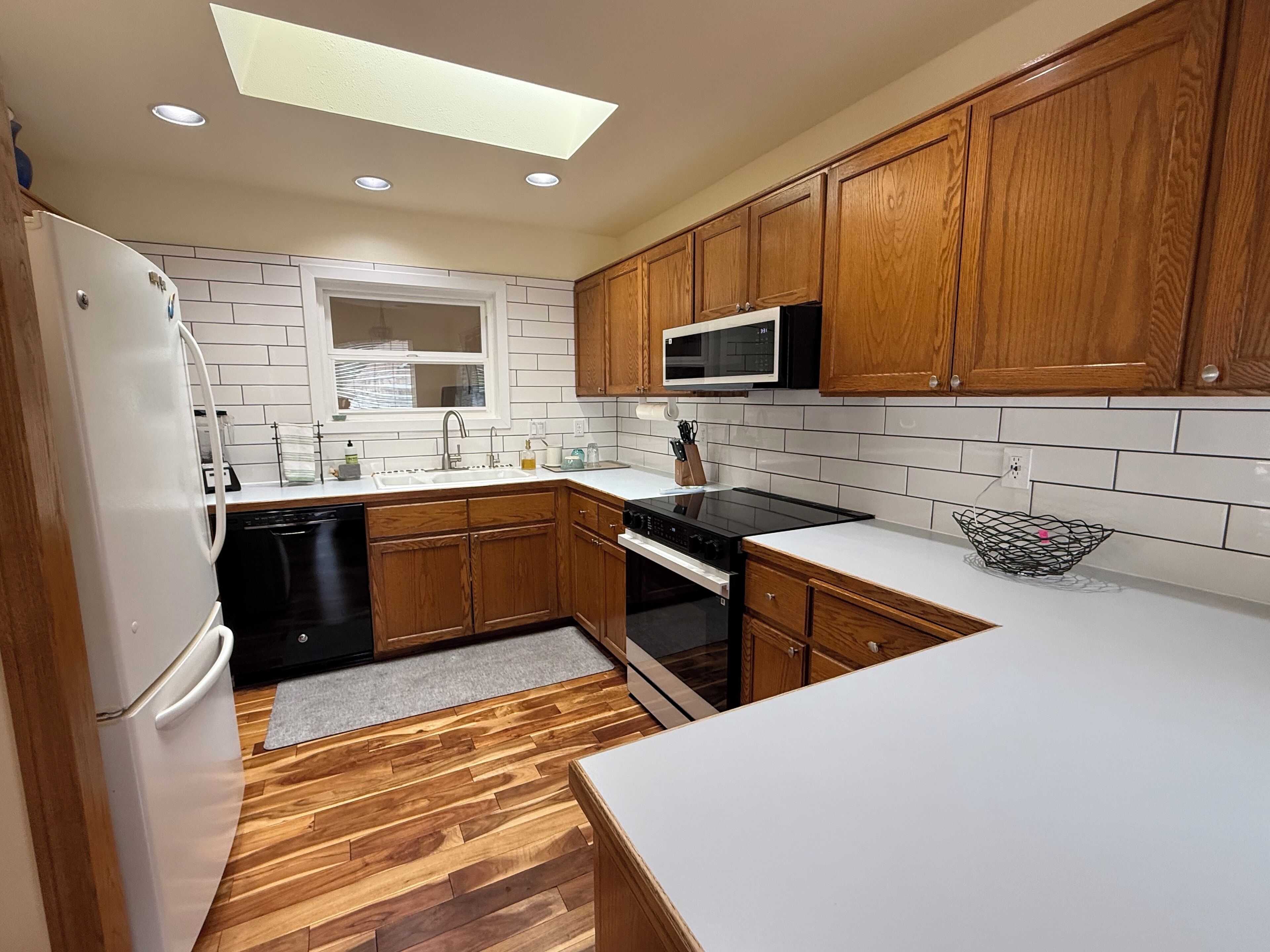 Mikroaaltouuni, uuni, liesi, astianpesukone