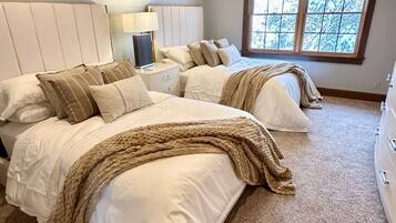 4 Schlafzimmer, Zimmersafe, Schreibtisch, Reisekinderbett