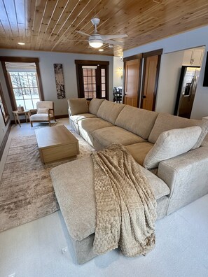 Smart TV, table tennis, stereo - Luxury, Modern 4 Bedroom House with Full Basketball and Pickleball Courts! (Old Forge)
