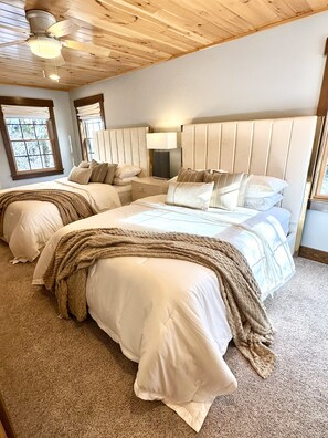 4 bedrooms, in-room safe, desk, travel cot