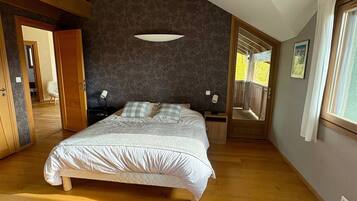 Een strijkplank/strijkijzer, wifi, beddengoed