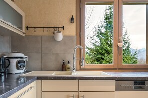 Fridge, microwave, oven, stovetop - Chalet 'Heart of Savoie' – 10 Guests – Mont Blanc View (Cléry)