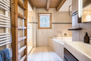 Suihku, ilmaiset hygieniatuotteet, hiustenkuivaaja, pyyhkeet