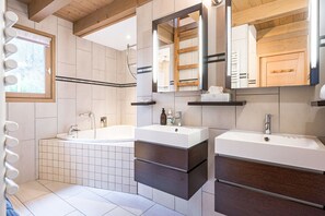 Suihku, ilmaiset hygieniatuotteet, hiustenkuivaaja, pyyhkeet