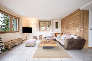 TV, fireplace - Chalet 'Heart of Savoie' – 10 Guests – Mont Blanc View (Cléry)