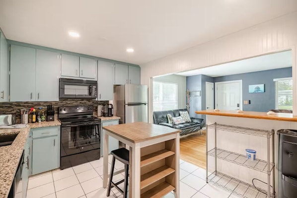 Refrigerador, microondas, horno y parrilla de estufa