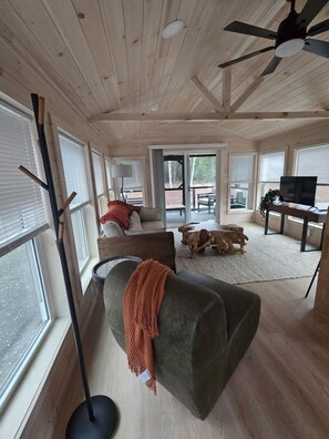 Smart TV - Bobcat Cabin (Pittsburg)