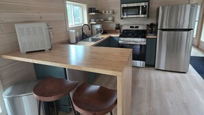 Wasserkocher mit Kaffee-/Teezubehör, Kühlschrank, Mikrowelle, Ofen