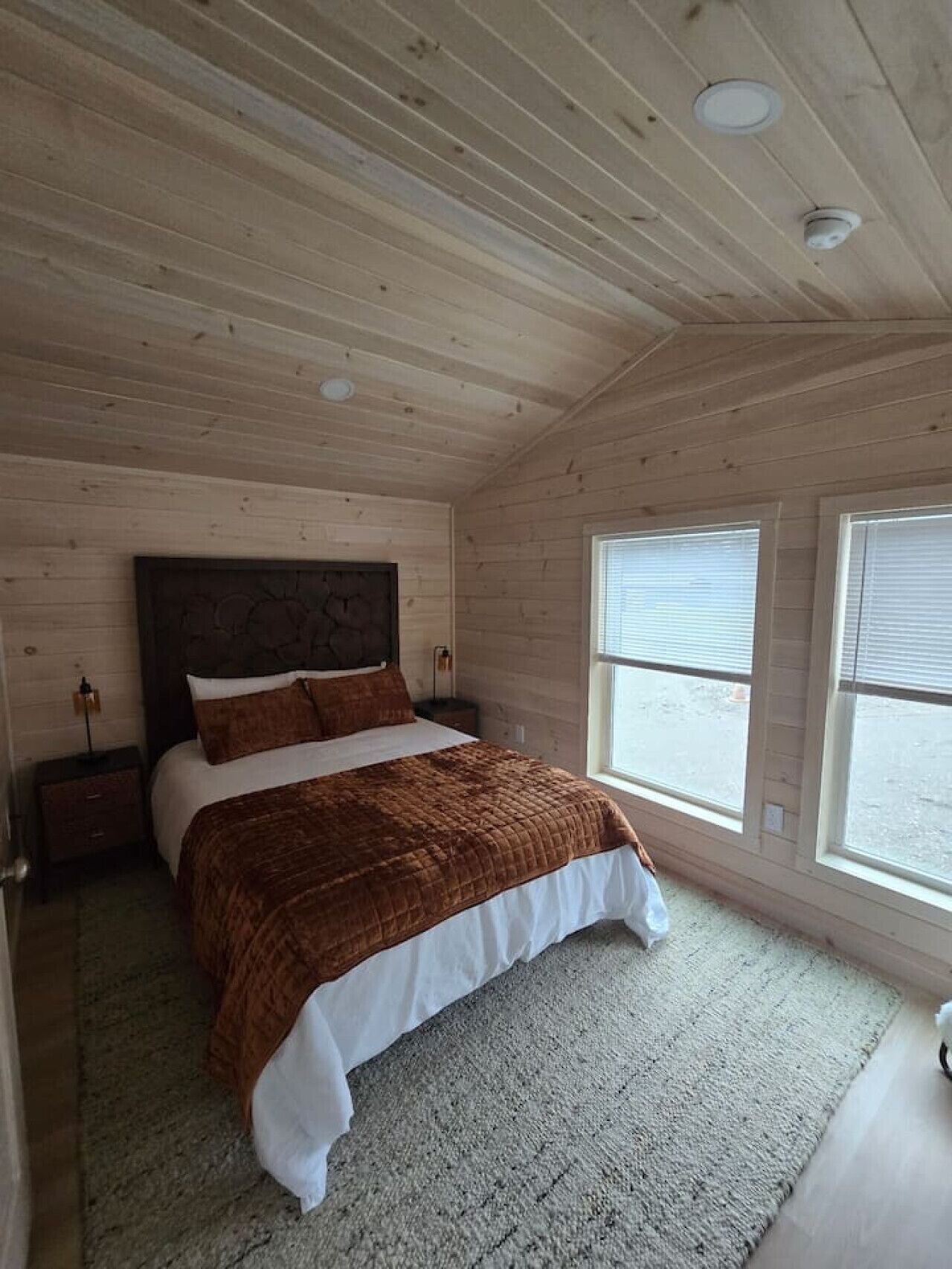 Tabla de planchar con plancha, wifi gratis y ropa de cama 