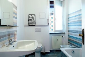 Apartamento, 3 quartos, sacada, vista para a cidade | Banheiro | Banheira e chuveiro separados, secador de cabelo, toalhas de banho 