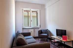 Apartamento, 3 quartos, sacada, vista para a cidade | Área de estar | TV 30 polegadas com canais via satélite