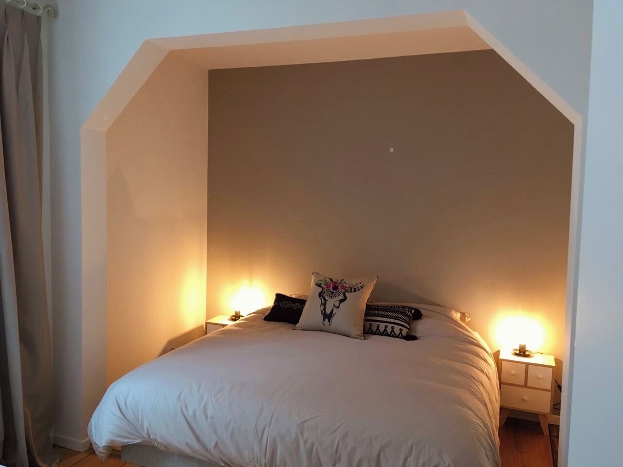 Een strijkplank/strijkijzer, internet, beddengoed