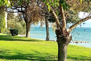 Beach - The Pomegranate Apartment - Relaxation and Nature on the Lake (moniga del garda)