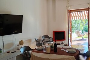 Dining - The Pomegranate Apartment - Relaxation and Nature on the Lake (moniga del garda)