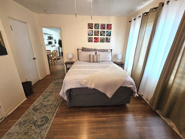 Tabla de planchar con plancha, wifi y ropa de cama 