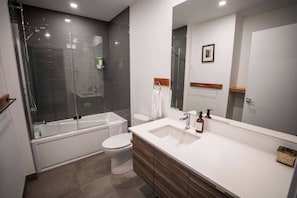 シャワー、ヘアドライヤー、タオル