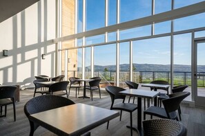 Dining - 408 | Modern Condo | Pool & Panoramic View (Baie-Saint-Paul)