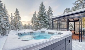 Outdoor spa tub - Spa - Waterfront | Le NördikA (Shannon)